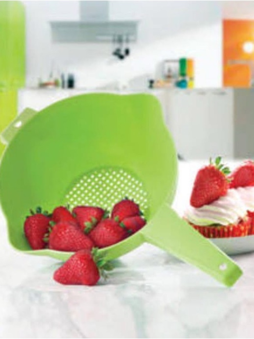 Green Handheld Fruit Strainer and Rinse Colander 2 L